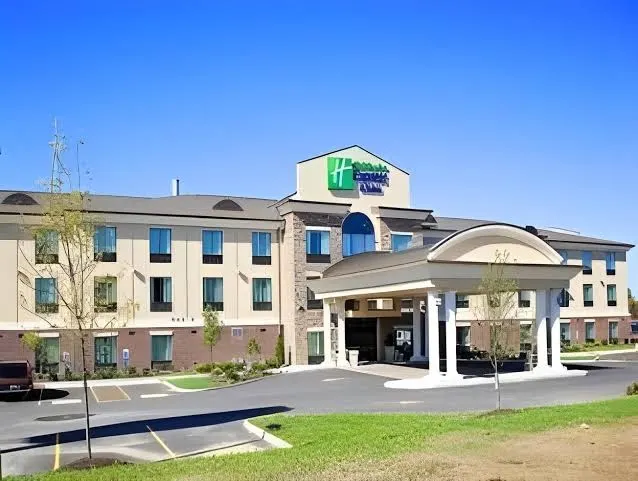 Holiday Inn Express & Suites Youngstown West - Austintown by IHG