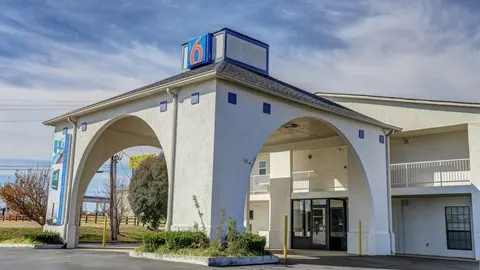 Motel 6 Dickson, TN