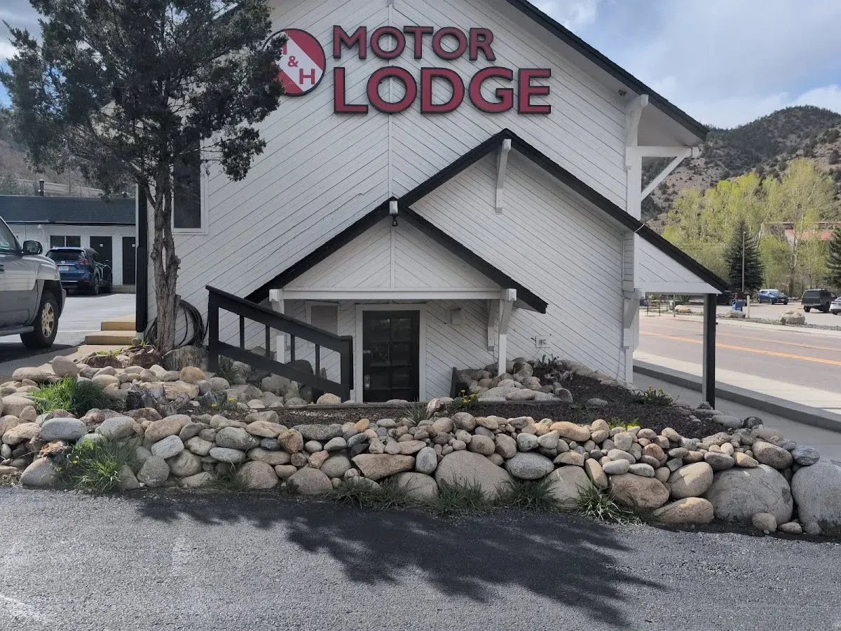 H & H Motor Lodge
