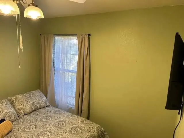 Private bedroom in cozy house near Wine Country