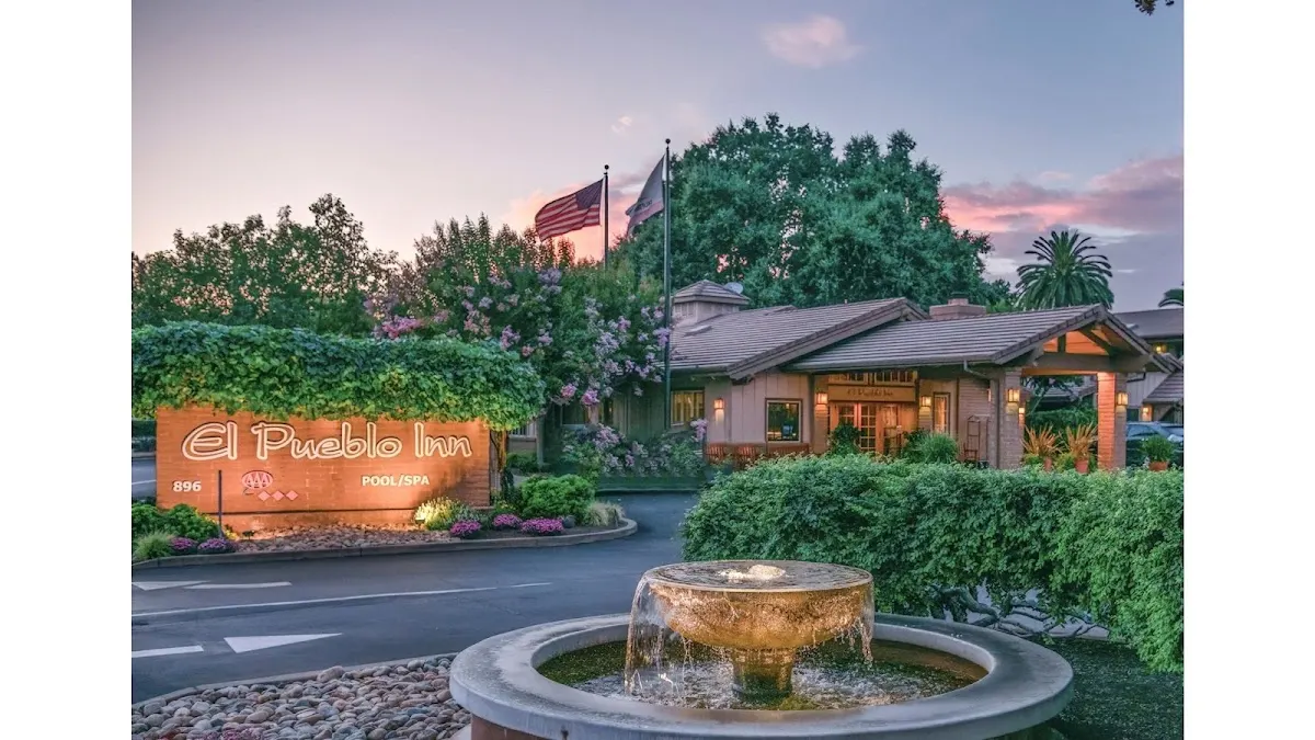 El Pueblo Inn