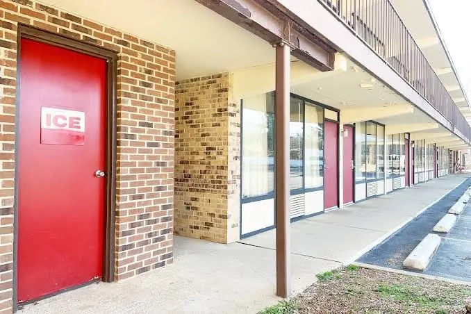 Paris Inn & Suites - Paris, TN