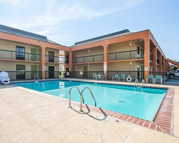 Econo Lodge Inn & Suites Jackson Northwest
