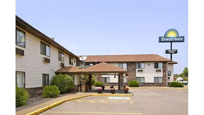 Days Inn & Suites by Wyndham Davenport East