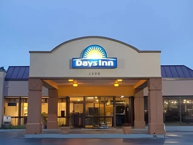 Days Inn & Suites by Wyndham Charleston Airport West