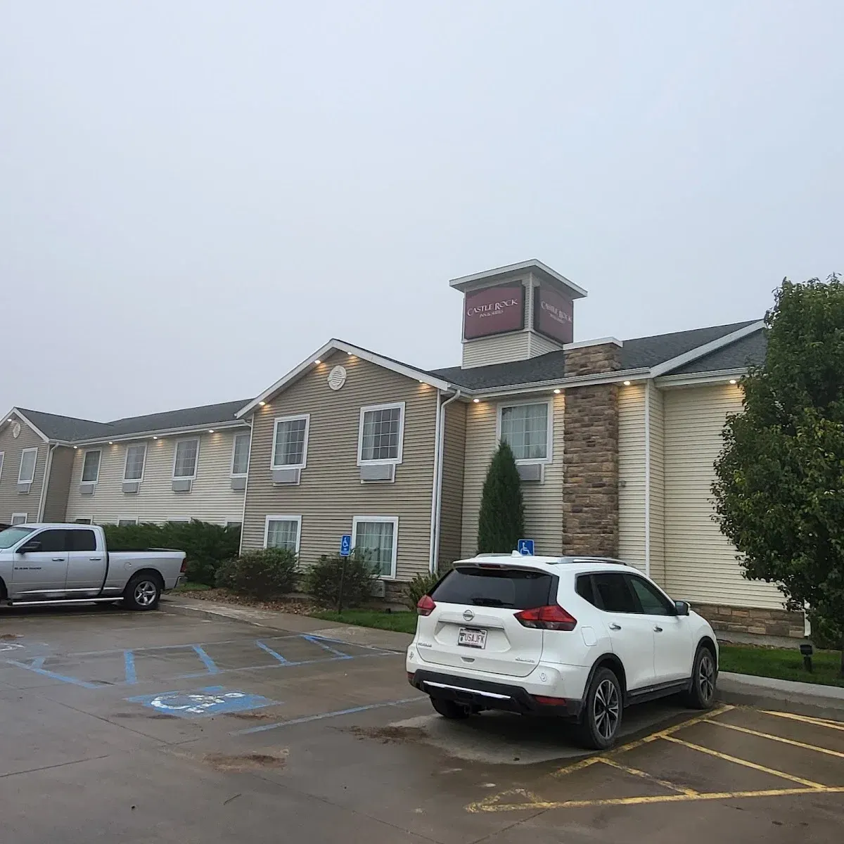 Castle Rock Inn & Suites