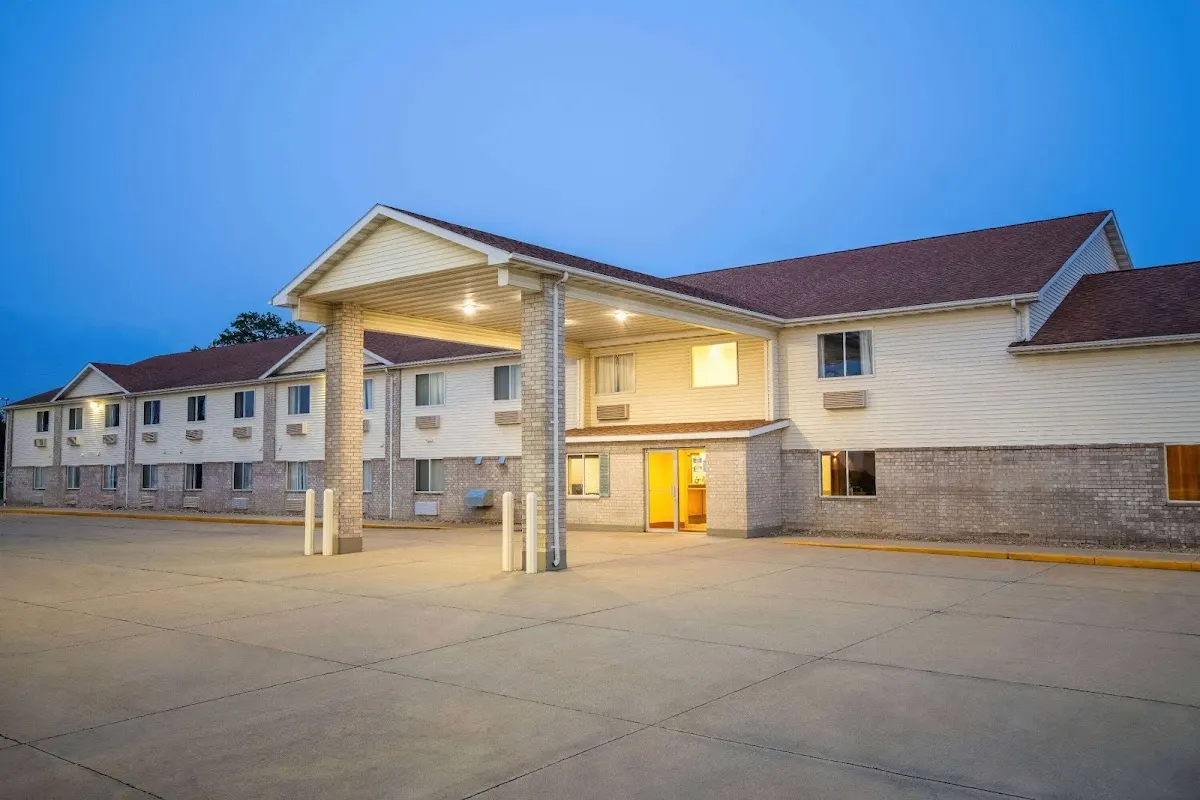 Days Inn by Wyndham Evansdale Waterloo