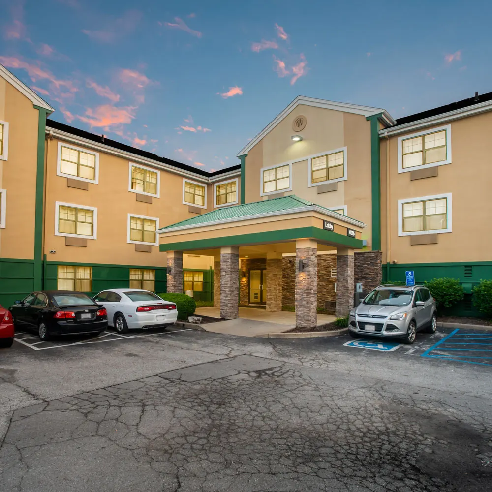 HomeTowne Studios by Red Roof St. Louis - Airport/ N Lindbergh