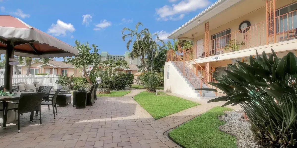 Carlton House Apartment Motel