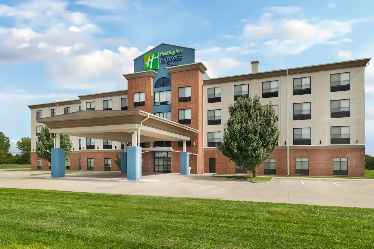 Holiday Inn Express & Suites Pratt by IHG