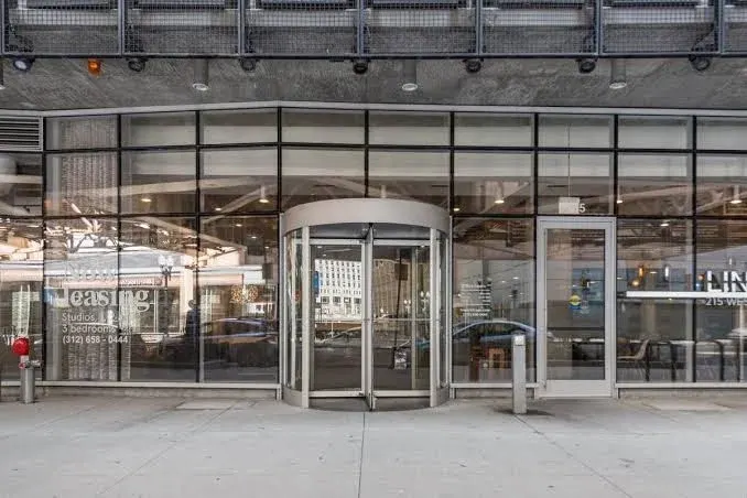 Ideal for Groups: Spacious 2BR in The Loop