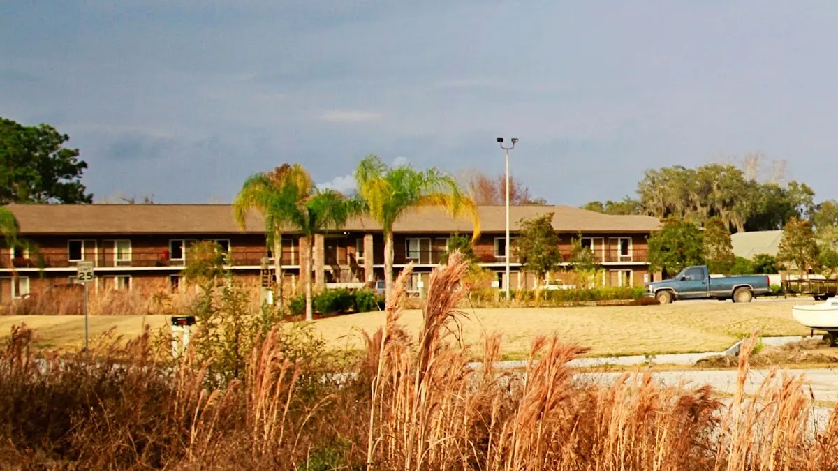 Crystal Cove Riverfront Resort & Suites Palatka