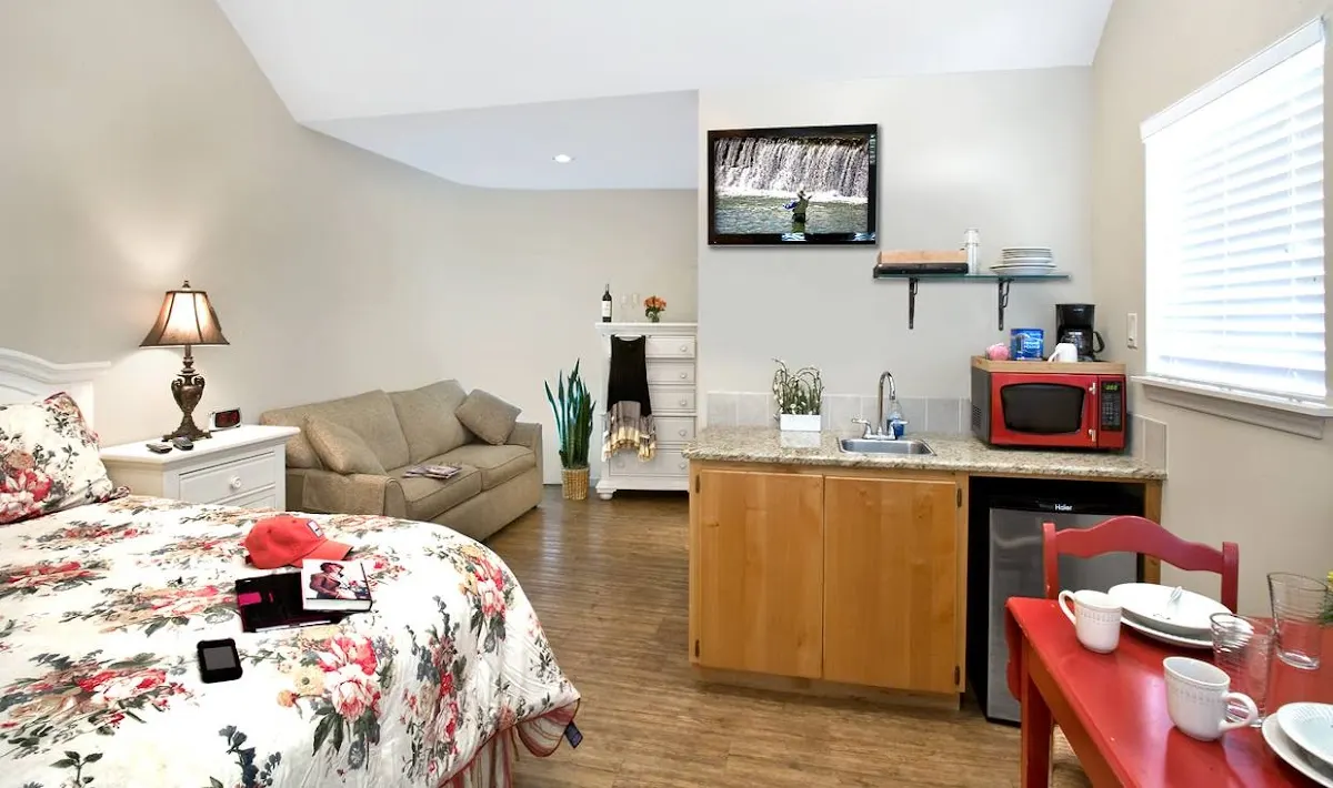 Blanco Riverside Getaway Cottages & RV