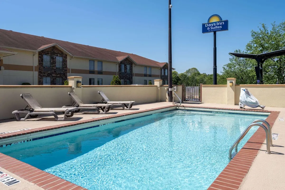 Days Inn & Suites by Wyndham Commerce