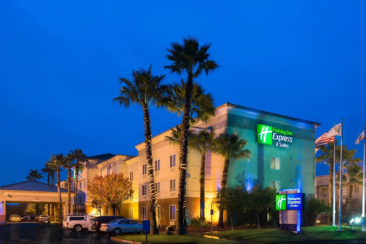 Holiday Inn Express & Suites Vacaville by IHG