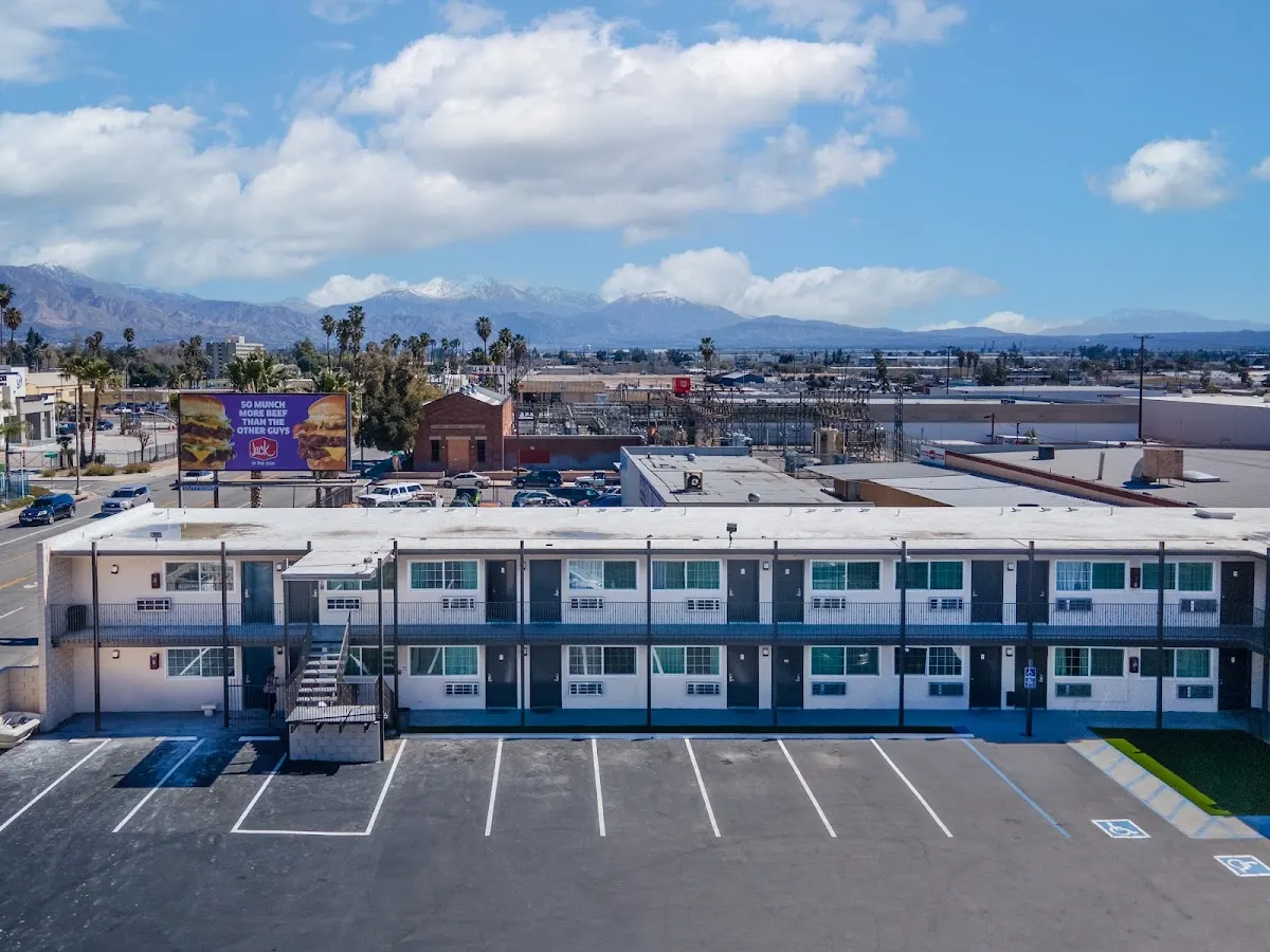 Inland Inn & Suites