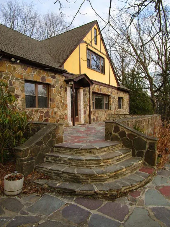 Maurrocks - A Pocono Mountain Bed & Breakfast Inn