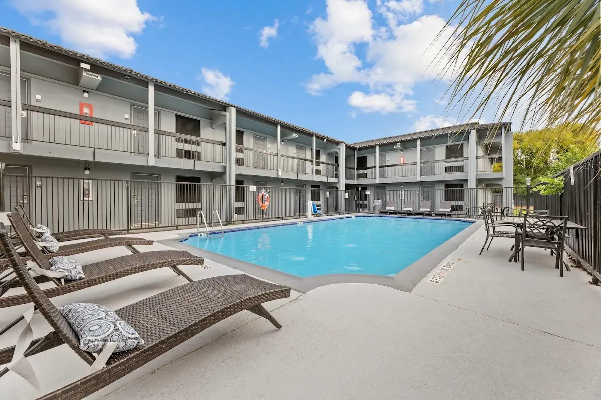 Days Inn & Suites by Wyndham Texas City