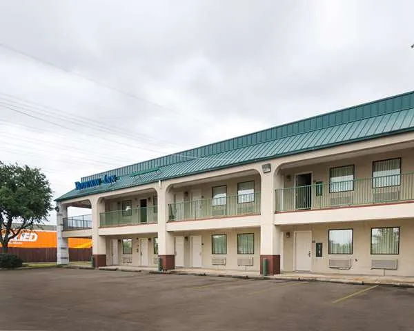 Rodeway Inn & Suites Hwy 290 NW