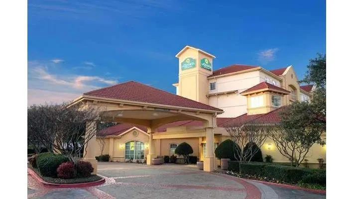 La Quinta Inn & Suites by Wyndham Dallas Arlington South