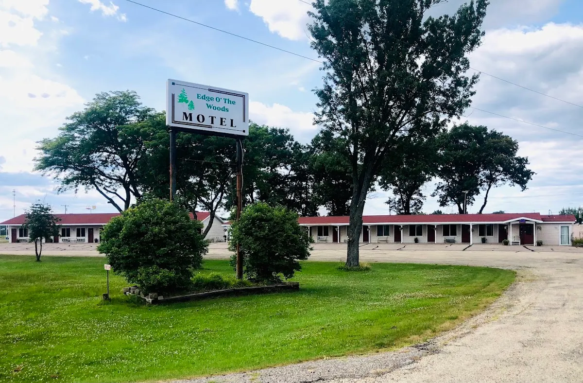 Edge O' the Woods Motel