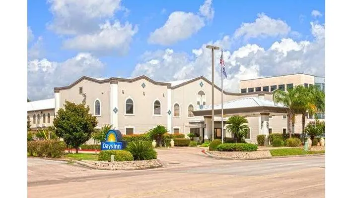 Days Inn & Suites by Wyndham NASA Space Center Houston