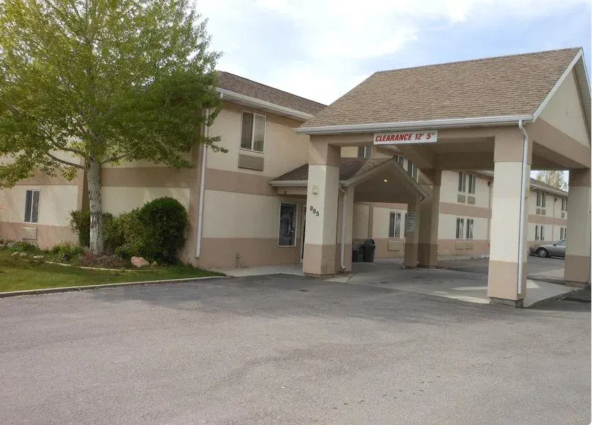 Economy Inn & Suites