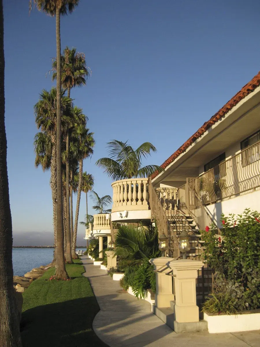 Oceanside Marina Suites‎