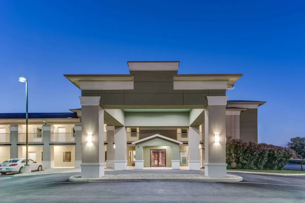Super 8 by Wyndham Cotulla TX