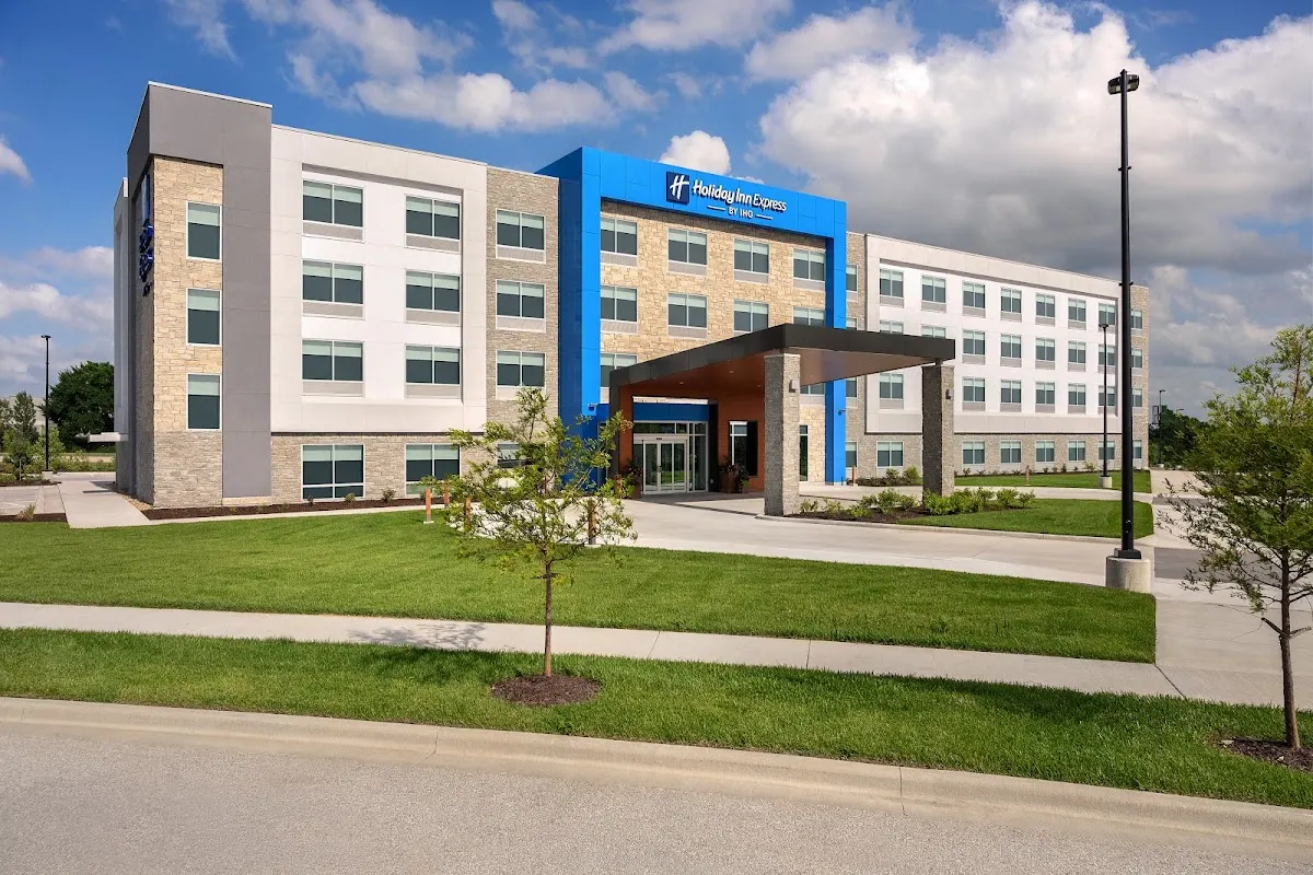Holiday Inn Express & Suites Overland Park South by IHG
