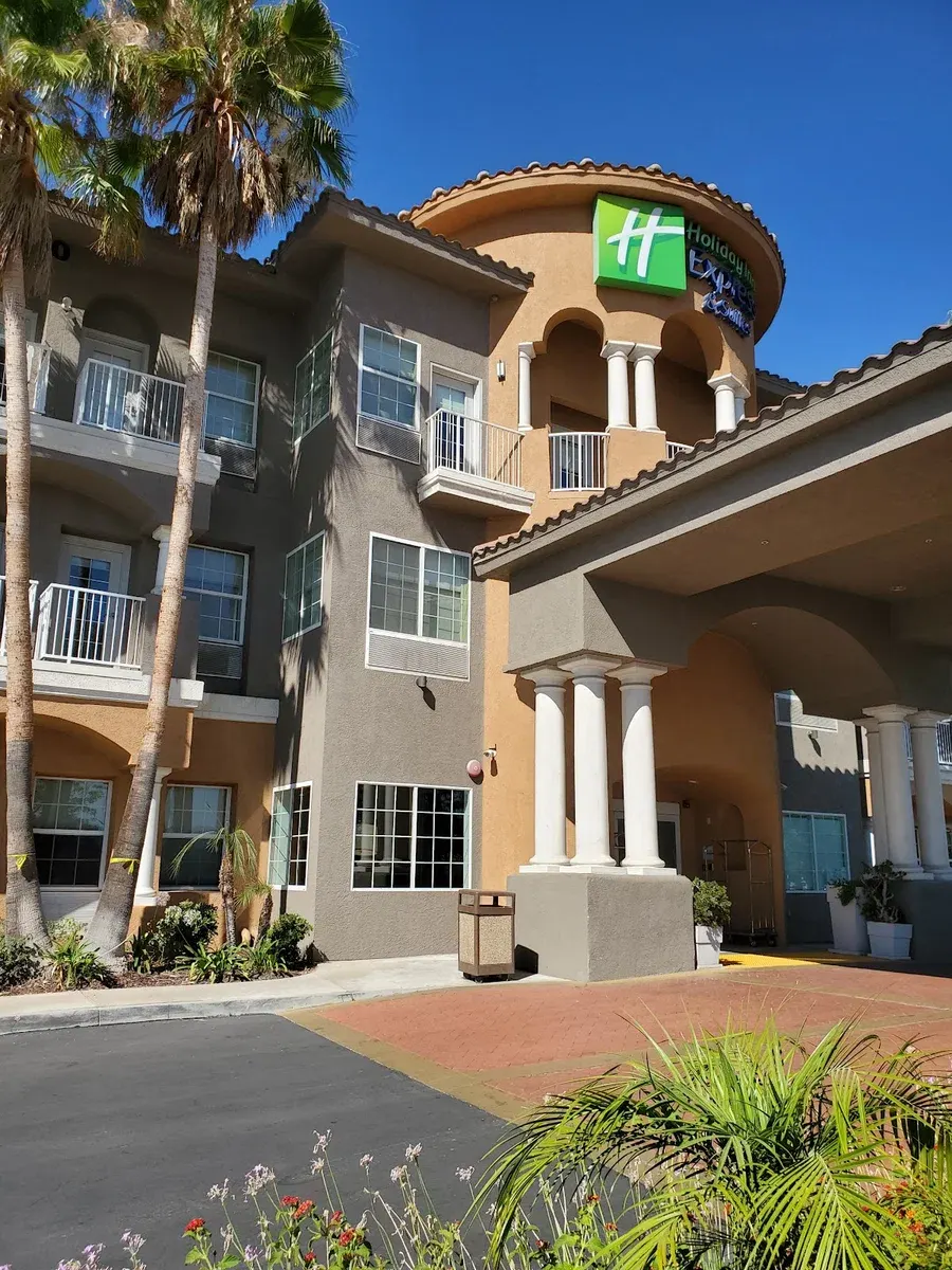 Holiday Inn Express & Suites Corona, an IHG Hotel