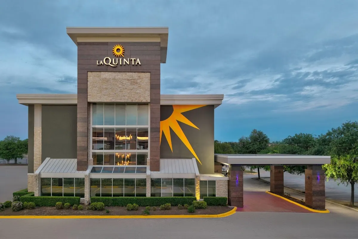La Quinta Inn & Suites by Wyndham Dallas I-35 Walnut Hill Ln