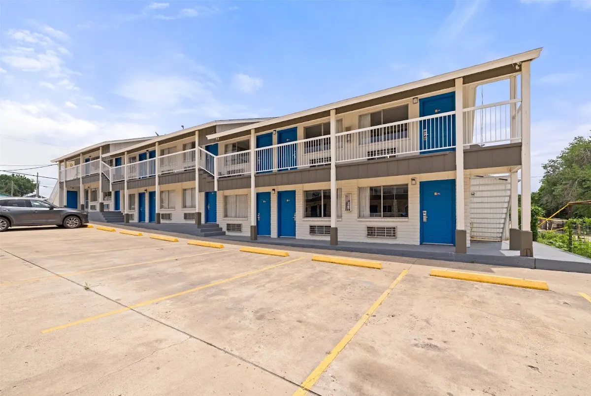 Days Inn by Wyndham Kenedy