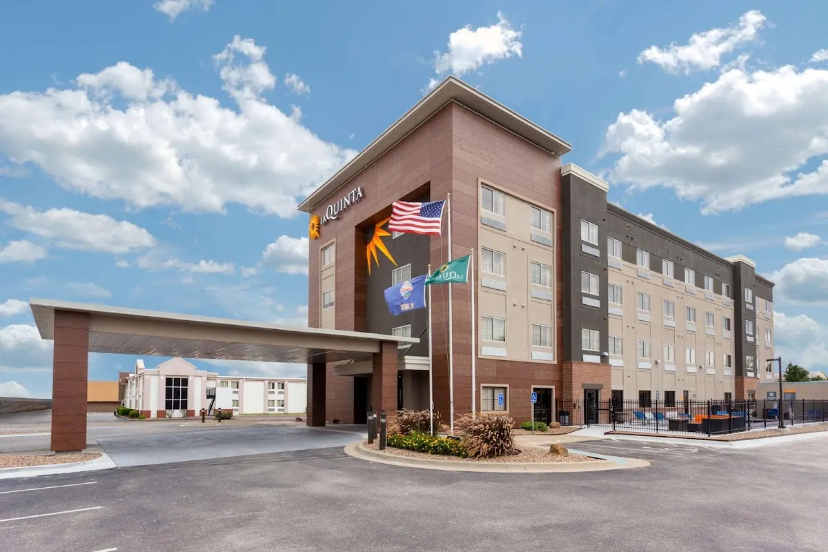La Quinta Inn & Suites by Wyndham Wichita Airport
