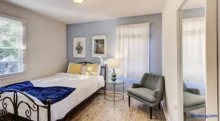 Walk to the Best of Midtown Charming Cottage