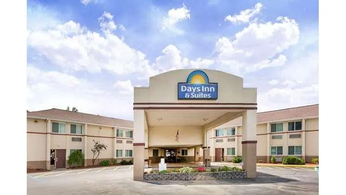 Days Inn & Suites by Wyndham Bridgeport - Clarksburg