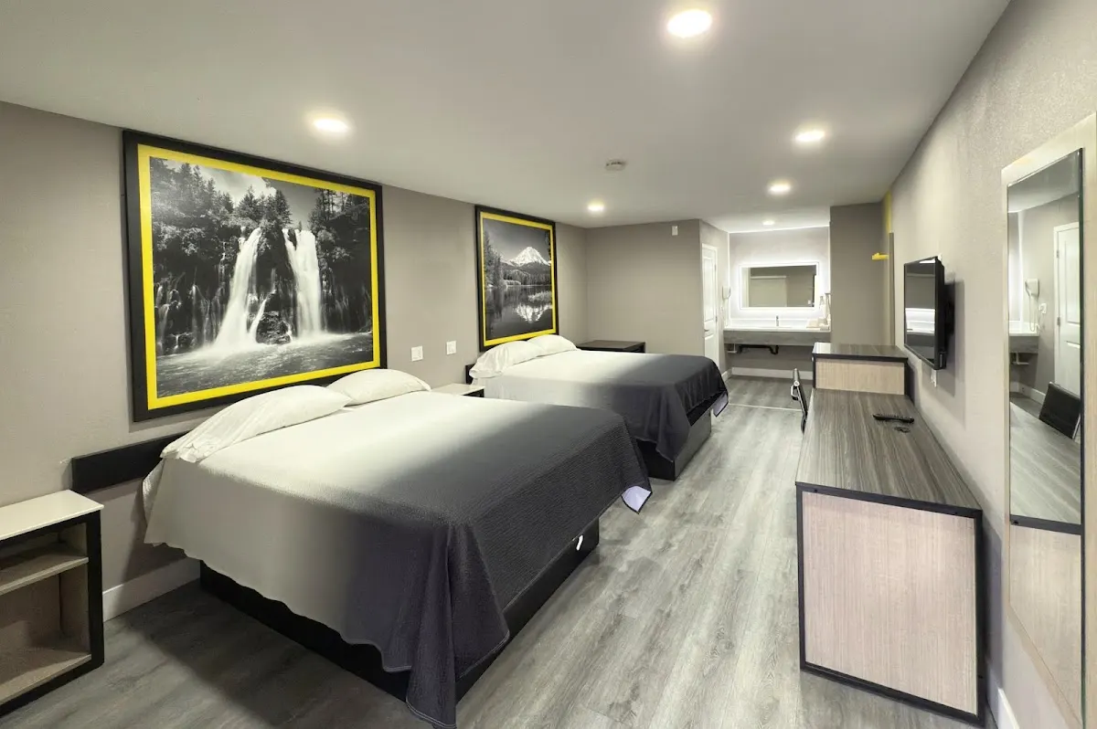 Super 8 by Wyndham Visalia