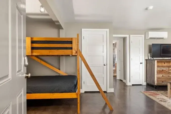 Top 1% Downtown Escape • Hot Tub + Fire Pit