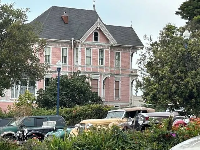The Pinc Lady Mansion