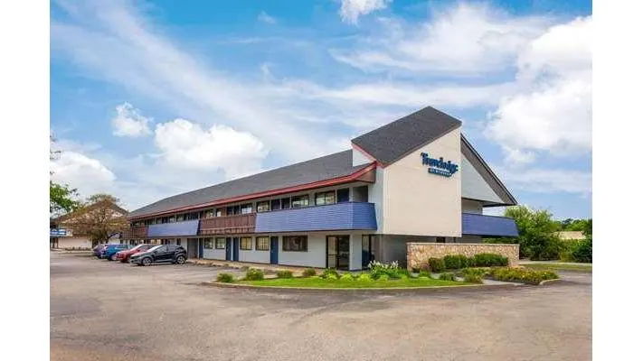 Travelodge by Wyndham Peoria
