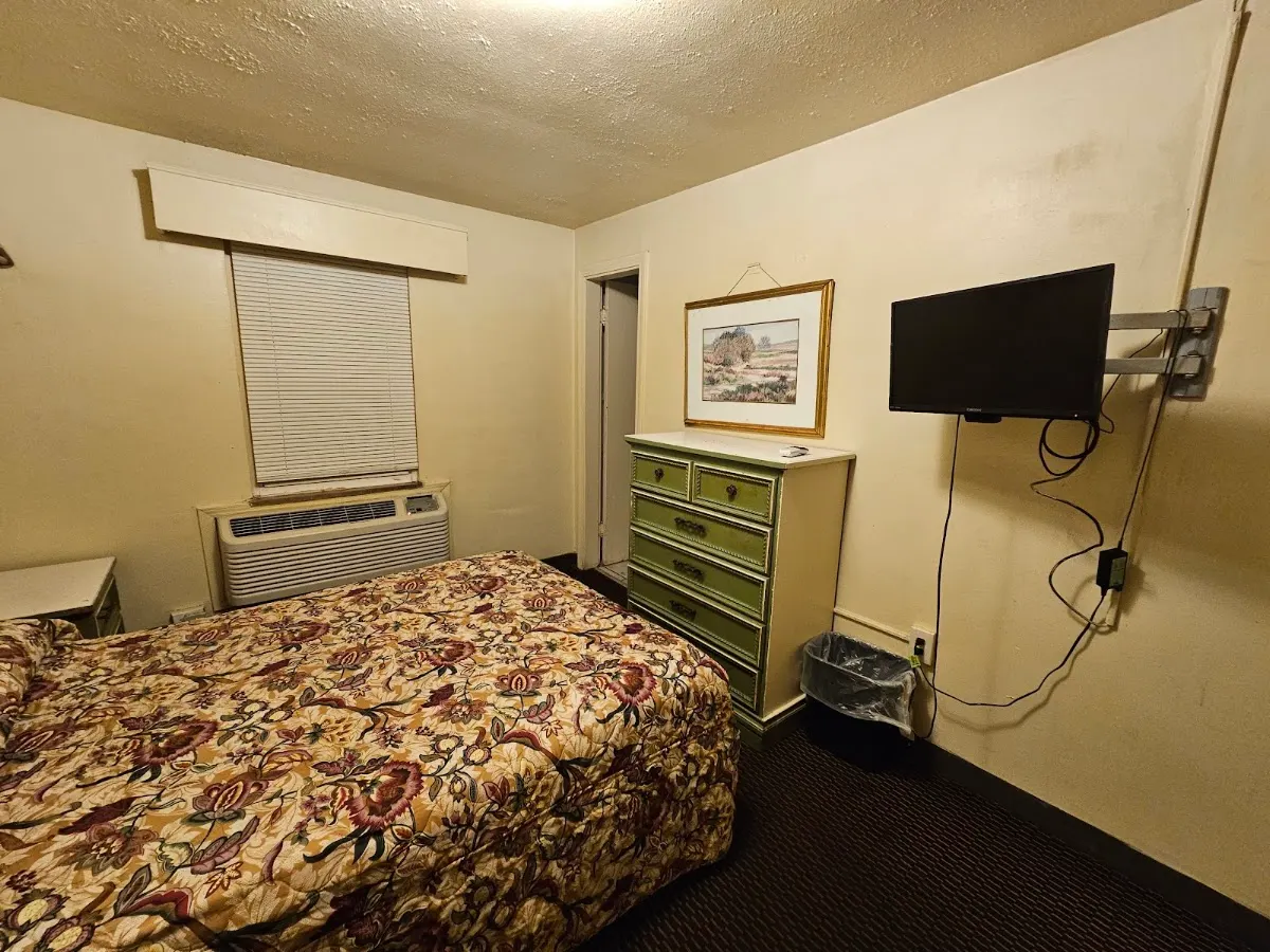 Plaza Motel