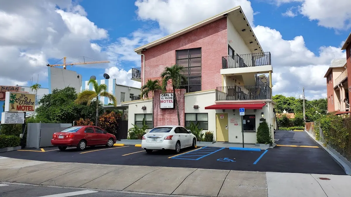 Carl's Motel El Padre