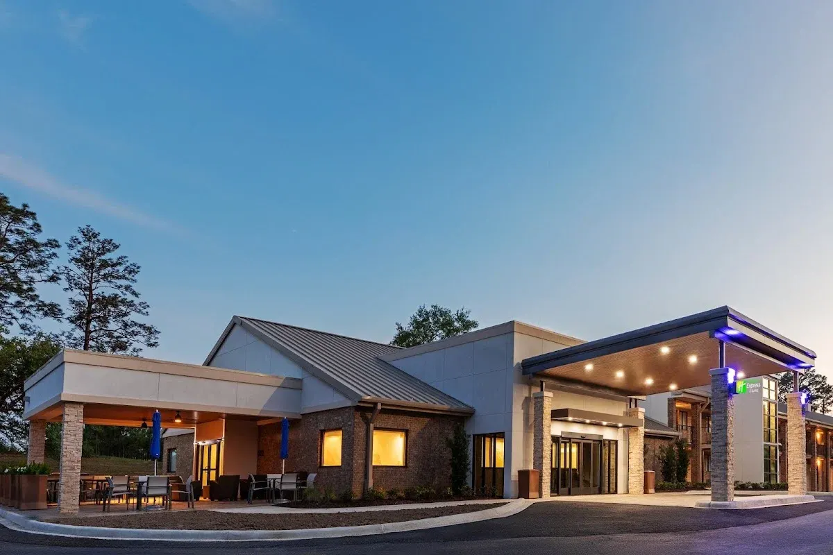 Holiday Inn Express Magnolia House & Cypress Inn