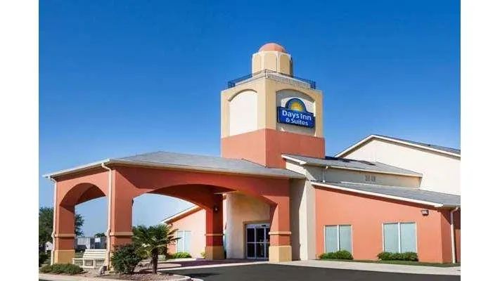 Days Inn & Suites by Wyndham Marquez