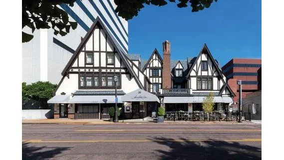 Seven Gables Inn, St. Louis West, a Tribute Portfolio Hotel