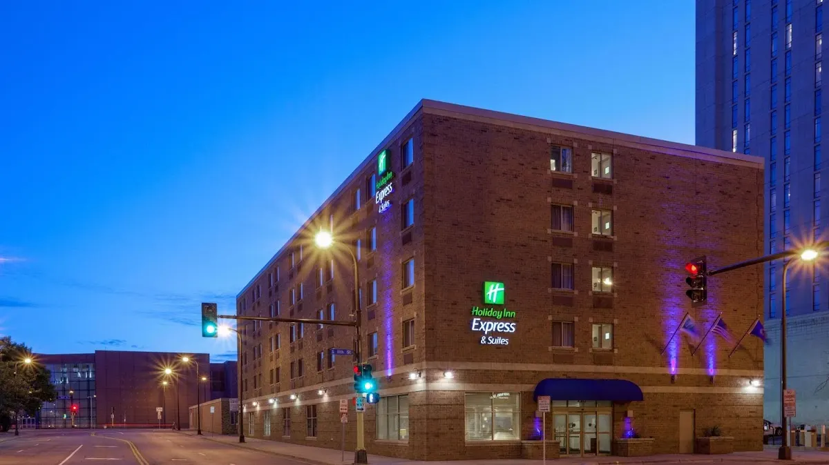 Holiday Inn Express & Suites Minneapolis-Dwtn (Conv Ctr) by IHG