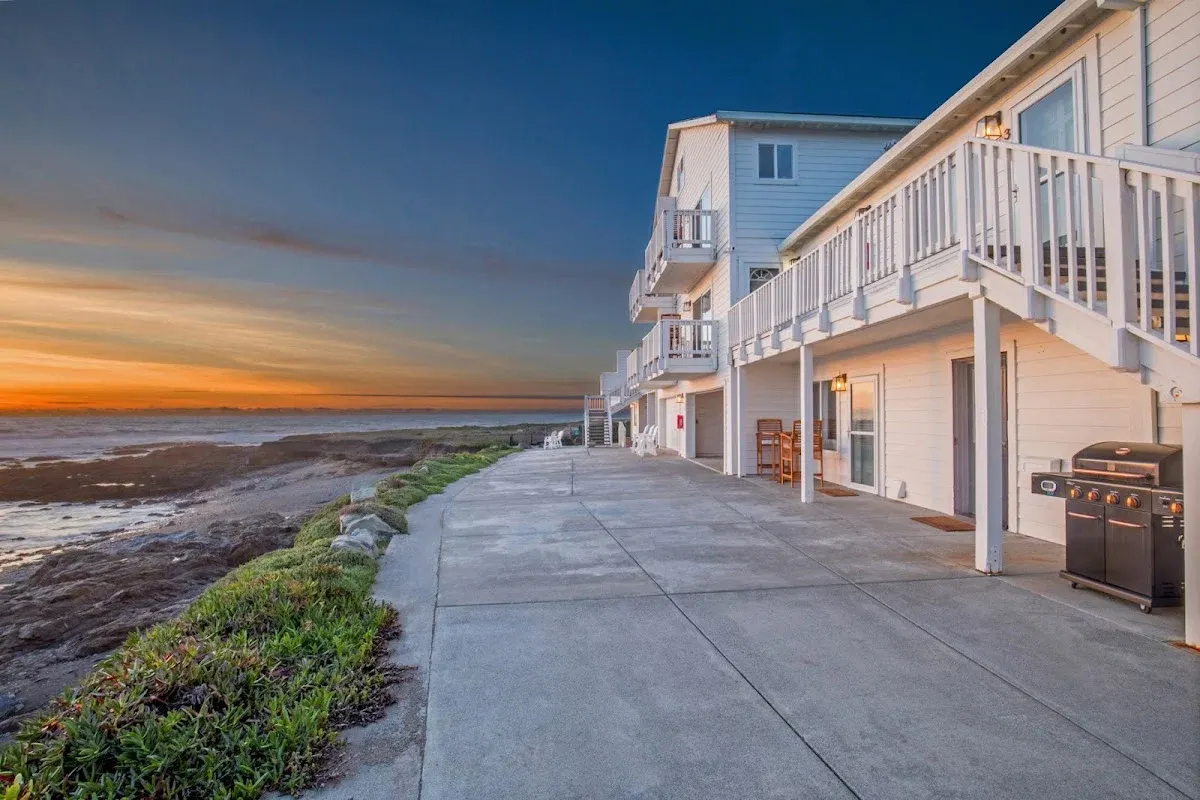 Black Sands Inn