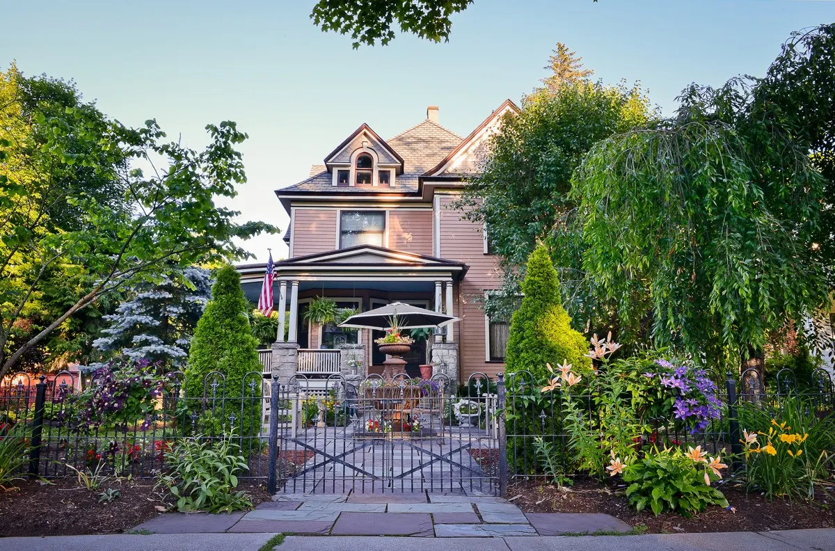 La Belle Auberge Bed & Breakfast