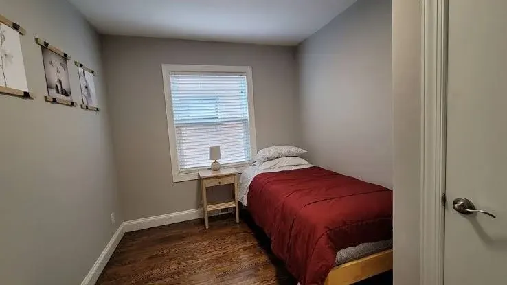 Stylish 3-bd place with back yard & free parking
