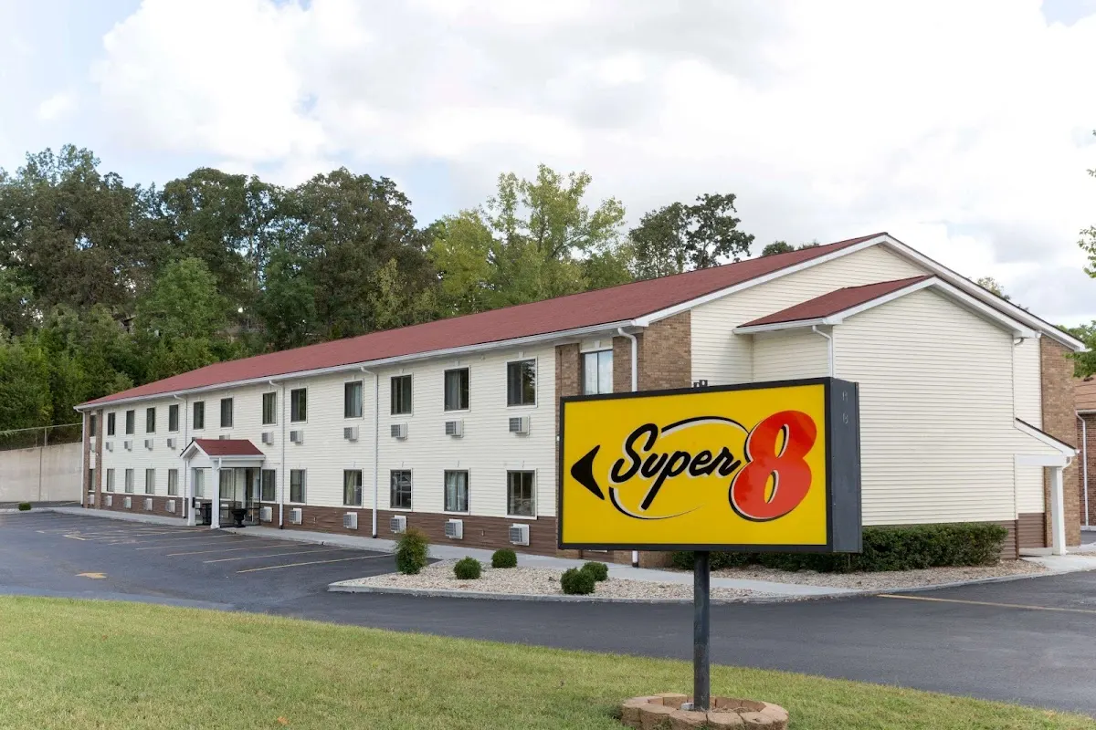 Super 8 by Wyndham Radcliff Ft. Knox Area